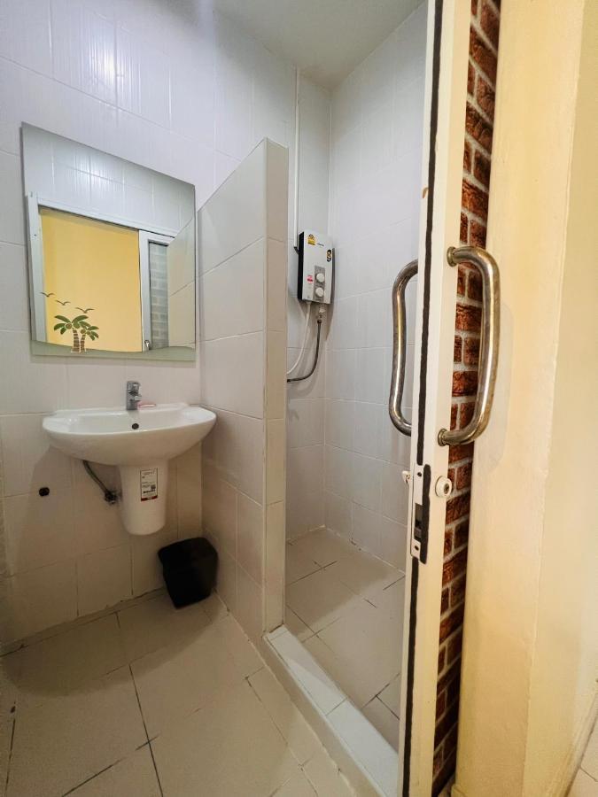 Aekkalukthai Hostel Районг Екстериор снимка